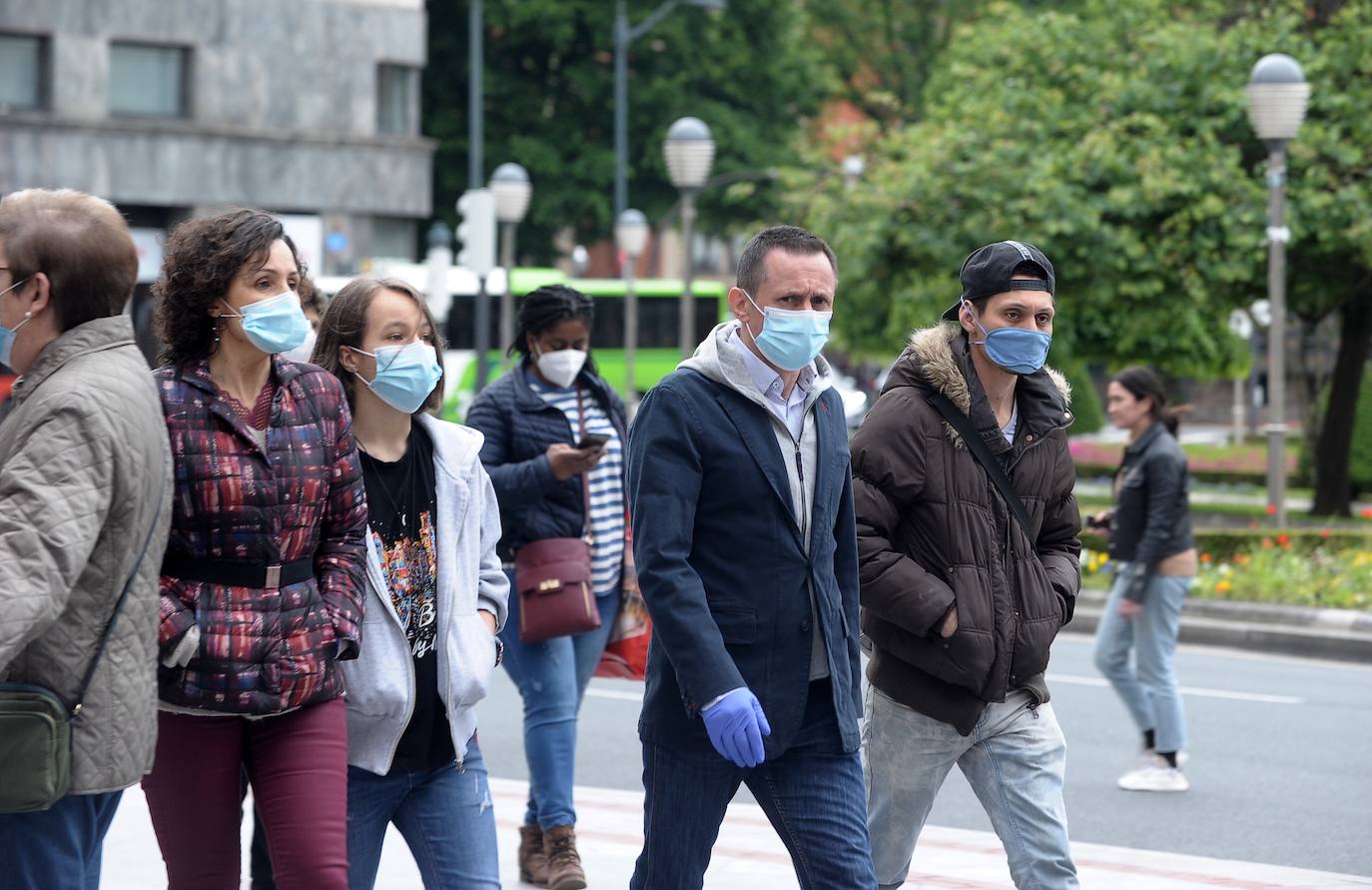 Varias personas en el centro de Bilbao.