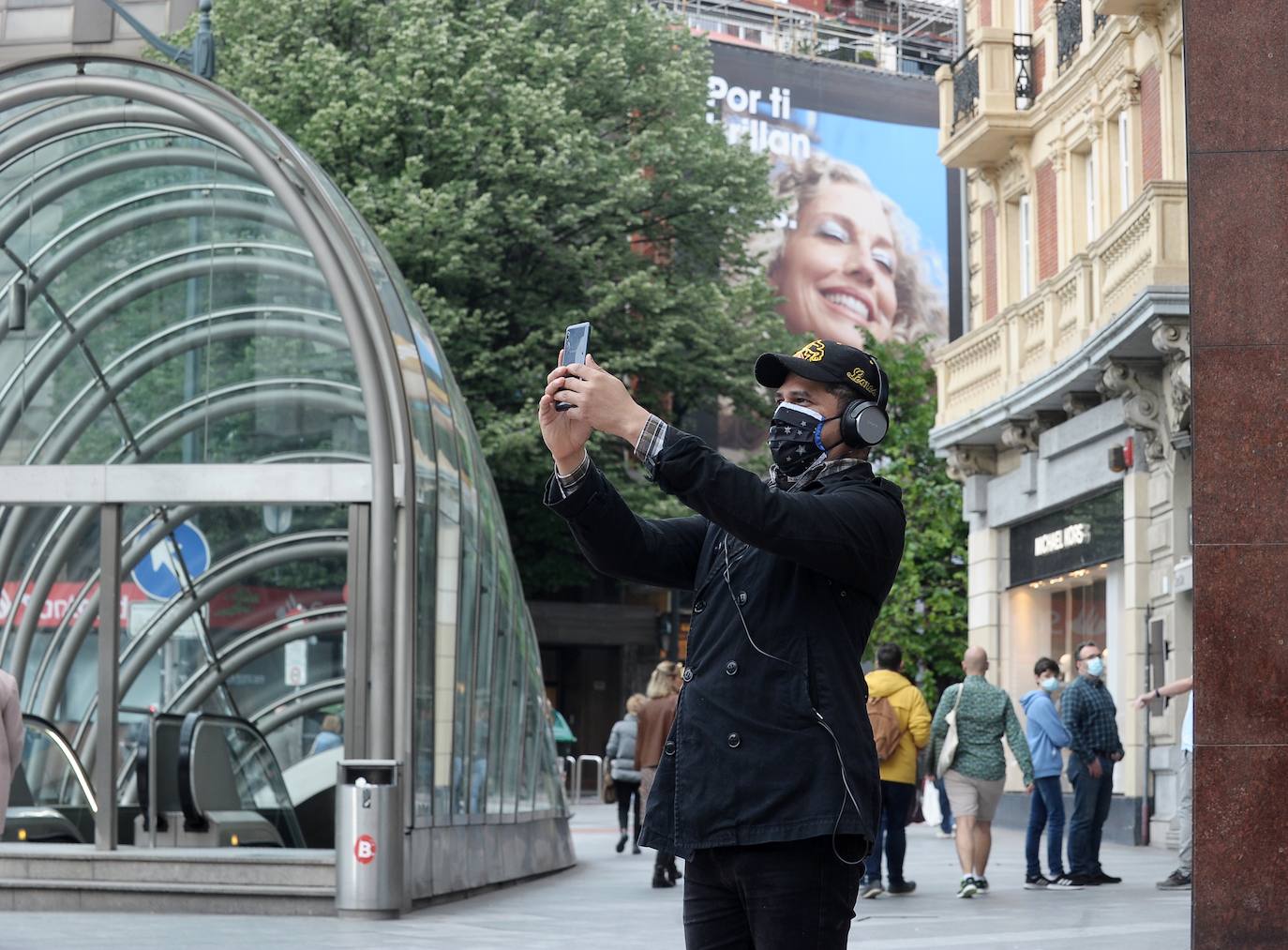 Una persona realiza una foto en las inmediaciones de la Plaza Moyua.