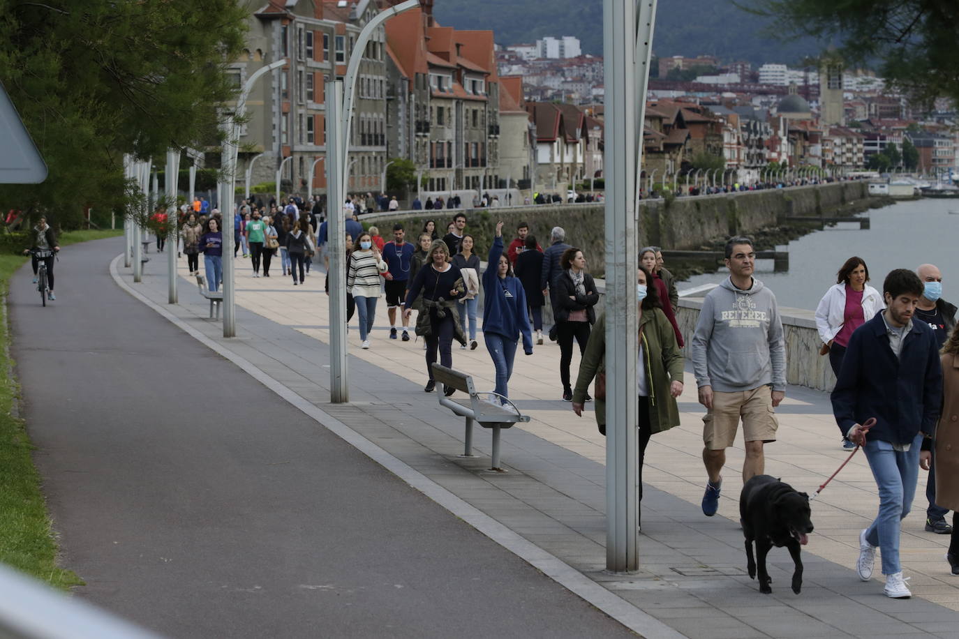 Zona cercana a a la playa de Ereaga, atestada de gente.