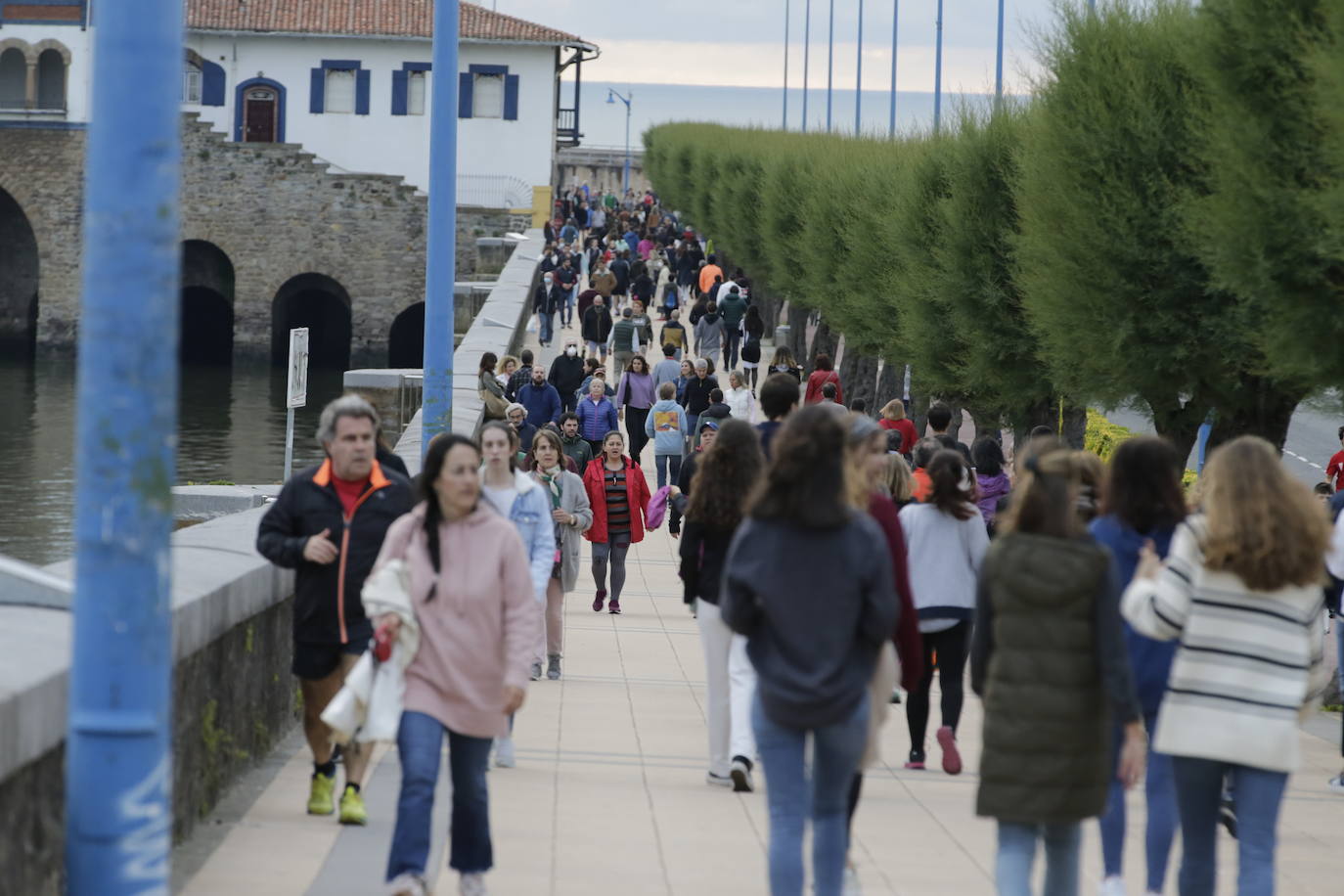 Mucha gente en el paseo de Ereaga.