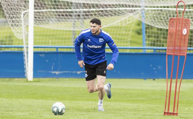 Burke hace un ejercicio con balón en el segundo entrenamiento albiazul. 