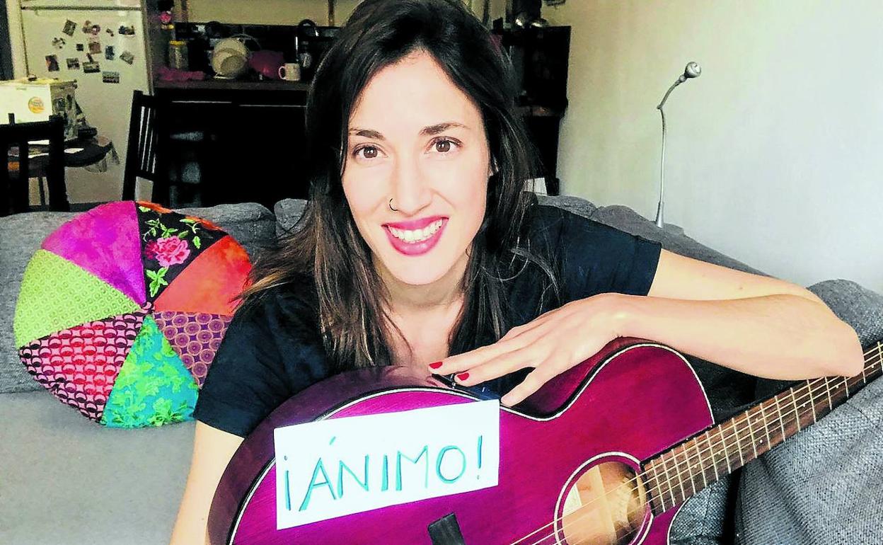 Patri Aisa posa junto a su guitarra, su fiel aliada durante el confinamiento en Francia. 