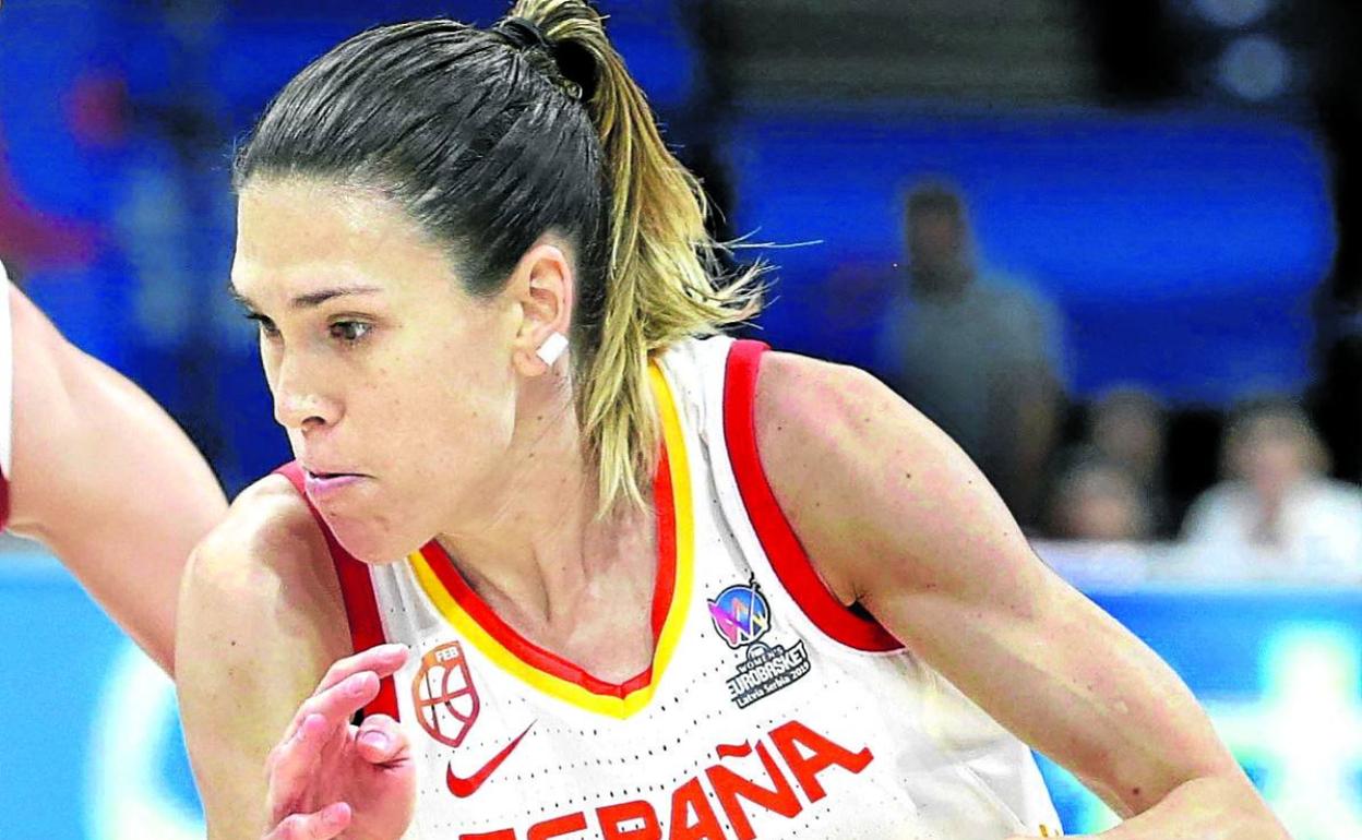 Cruz bota el balón en un duelo con España en el pasado Eurobasket de 2019. 