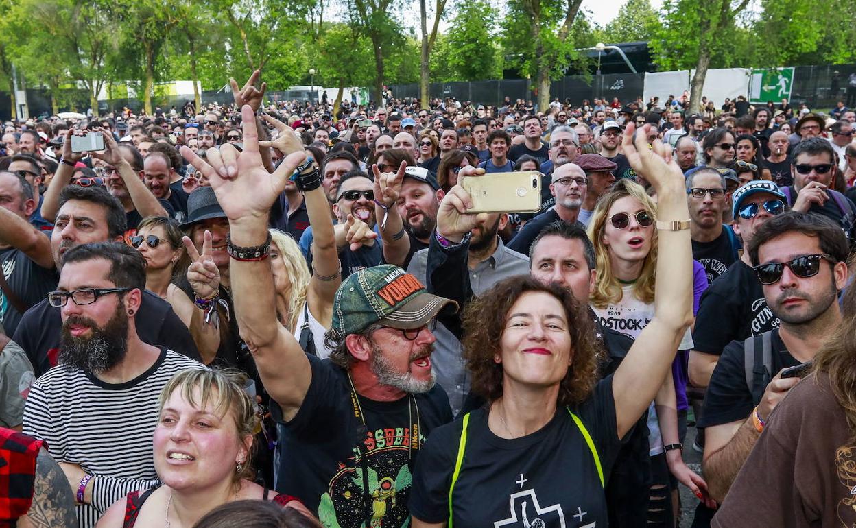 Púlico disfrutando de los conciertos en las campas de Mendizabala el año pasado.