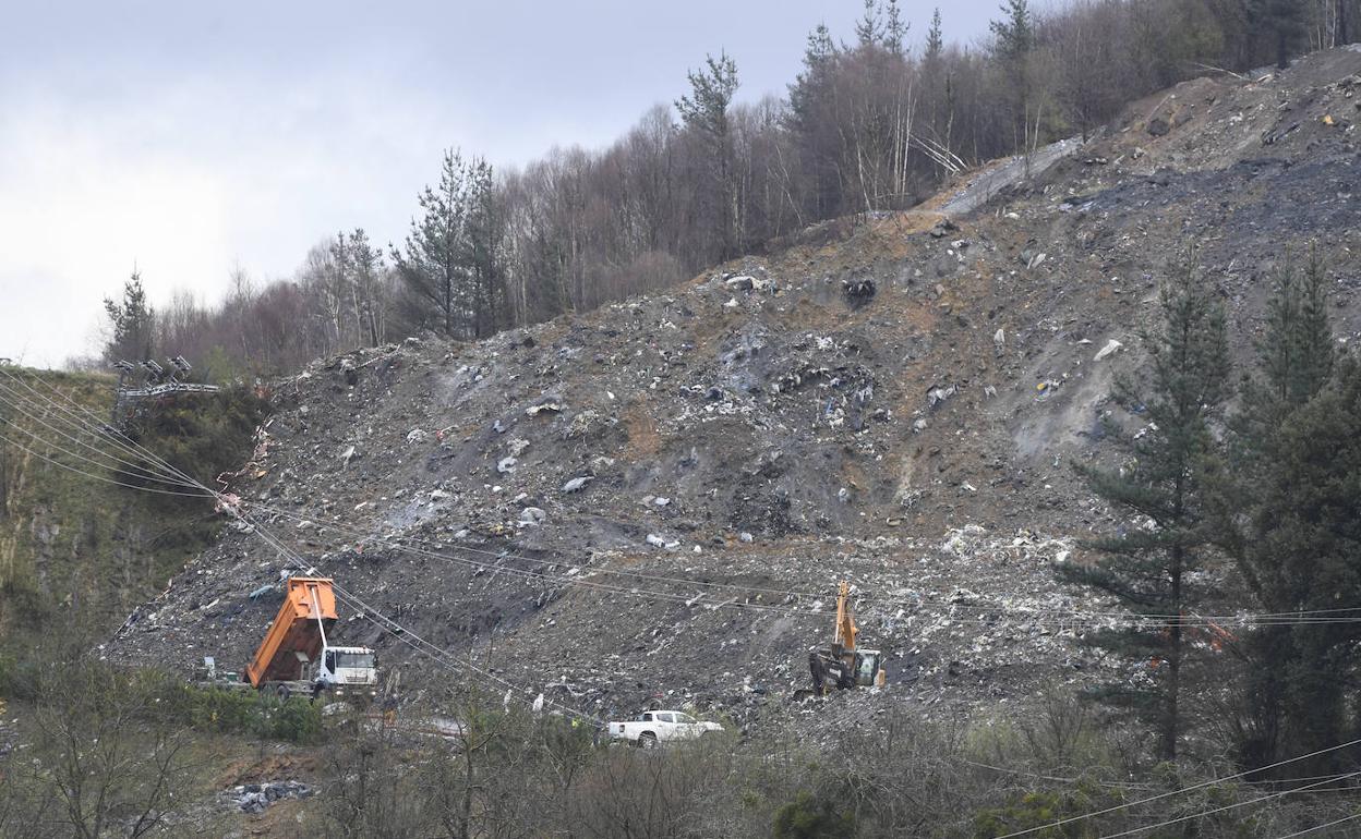 Labores de búsqueda en el vertedero de Zaldibar el pasado 6 de febrero. 