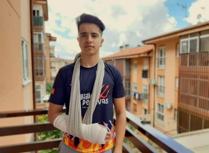 Sergio Muñoz se recupera del accidente en su casa. 