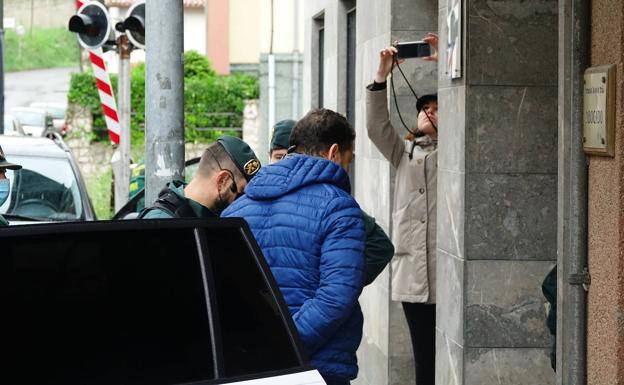 El presunto asesino de Ardines, a su llegada al juzgado.