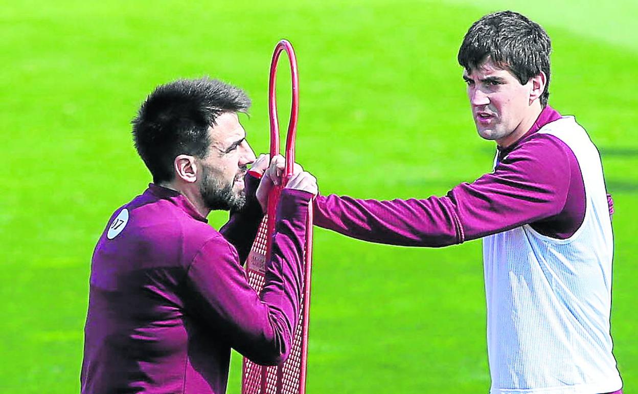 Beñat Etxebarria y Mikel San José, en un entrenamiento en Lezama durante la pasada temporada. 