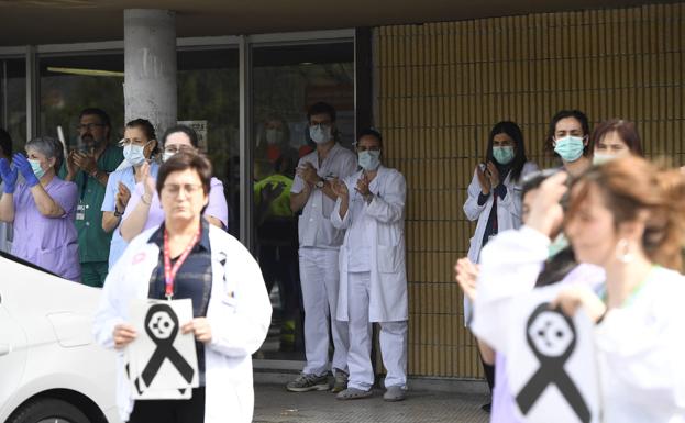 Concentración en las puertas del hospital de Galdakao en homenaje a Encarni, la primera enfermera fallecida por Covid-19.