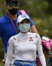 Imagen secundaria 2 - Arriba, campo de entrenamiento, y sobre estas líneas el comedor con mesas individuales y otra de las golfistas con su mascarilla. 