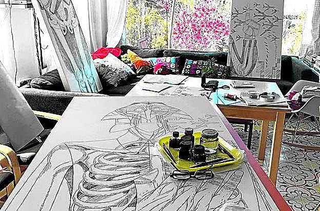 El dictador inspirado en Goebbels, en proceso, rodeado por otras piezas de la obra para el Museo Picasso de París.