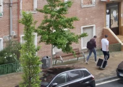 Imagen secundaria 1 - Operarios se disponen a tapiar varios butrones en pisos de Olárizu. Agentes locales acuden a tomar huellas tras aparecer un perro muerto. Y arresto del presunto agresor del patriarca de Olárizu. 