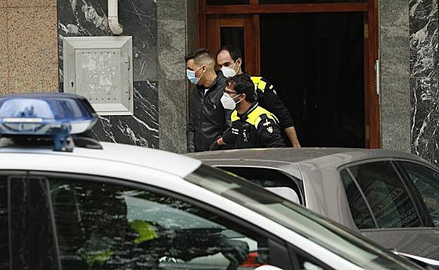 Agentes locales trasladan al presunto responsable de la 'narcocarnicería'. 