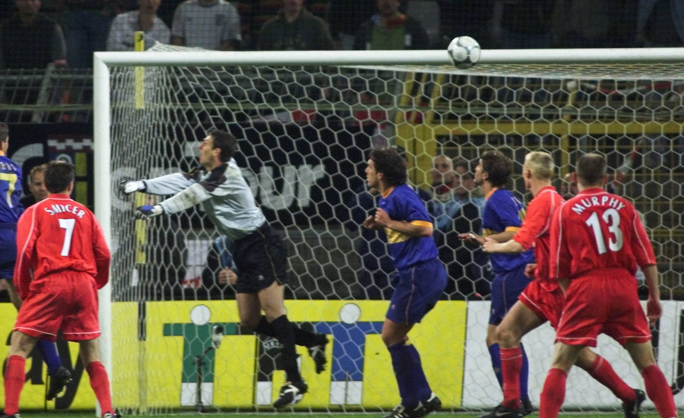 Momento del autogol de Geli que dio la victoria al Liverpool. 