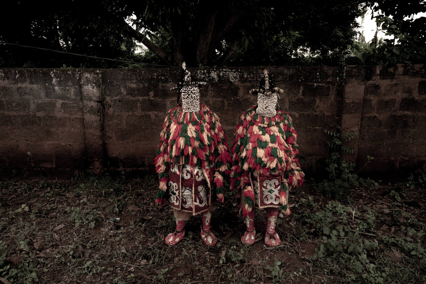 Ade, Elepeke, Djoubari... los fetiches ponen en comunicación este mundo con el de los muertos. Tienen gran predicamento en un país que, al menos sobre el papel, es de mayoría cristiana.