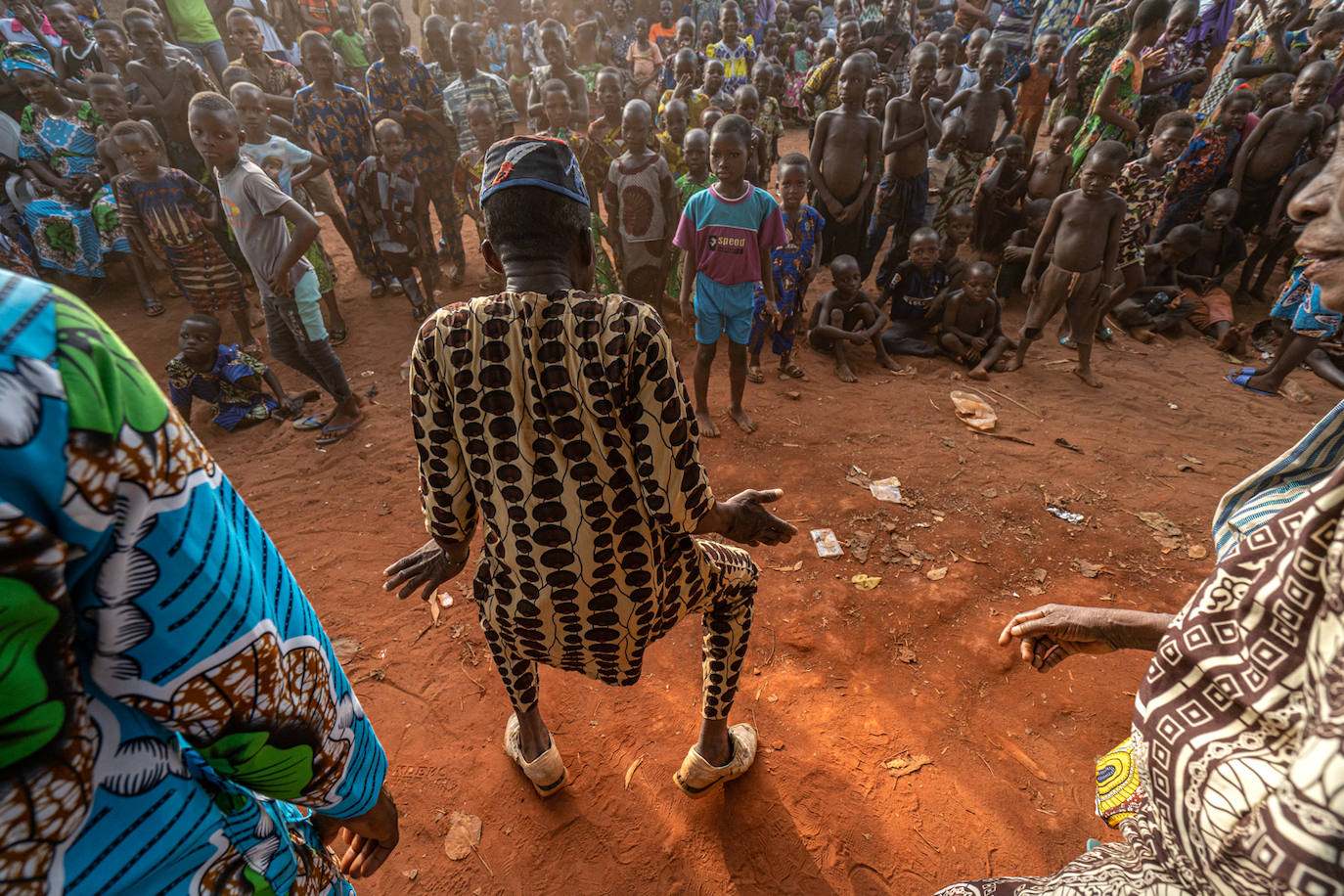 Multitudinaria fiesta en Ouidah, donde la gente se echa a la calle y se entrega a los bailes hasta el paroximo.