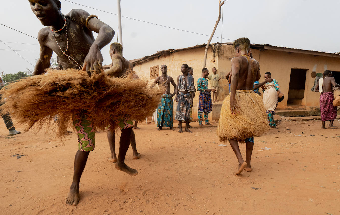 Participantes en una ceremonia en Ouidah. Los danzantes, volcados en su papel, entran en una espiral delirante y llegan a autolesionarse.