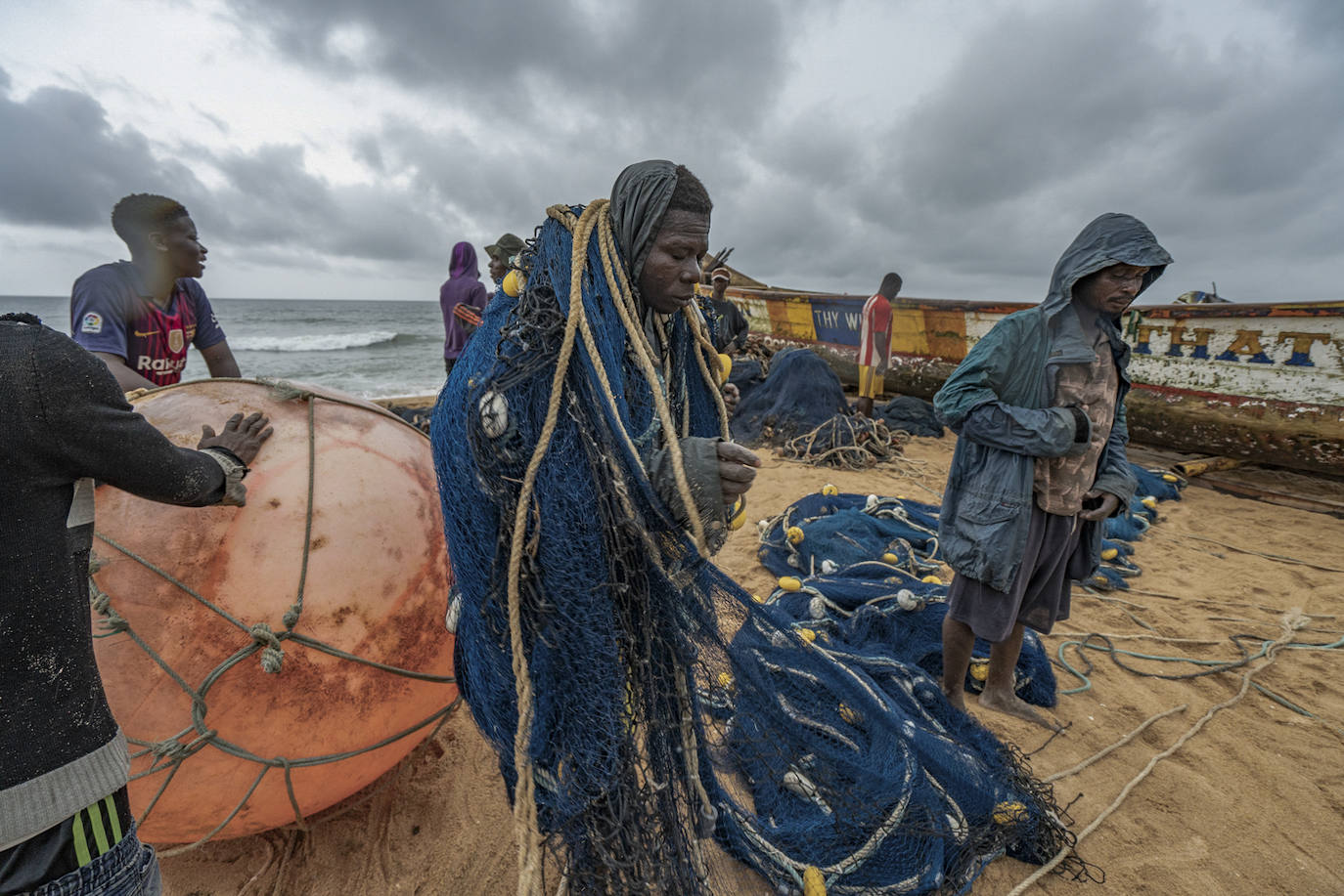 Aldeanos de Ouidah recogen las artes de pesca al término de la jornada. Los frutos del mar se venderán en la propia playa, donde se improvisan subastas.