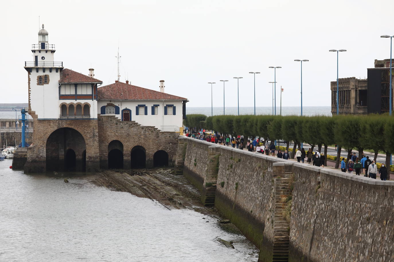 Una línea de gente se dirige al Puerto Deportivo