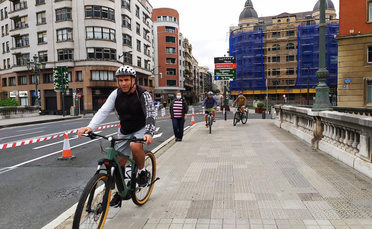 Varios ciclistas aprovechan la mañana del sábado para hacer deporte