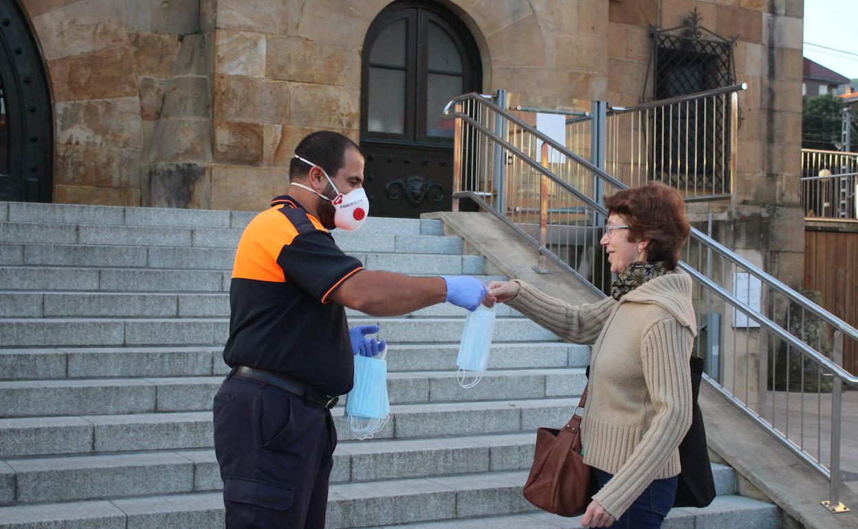 Elreparto de mascarillas se ha realizado ya en algunas localidades alavesas. 