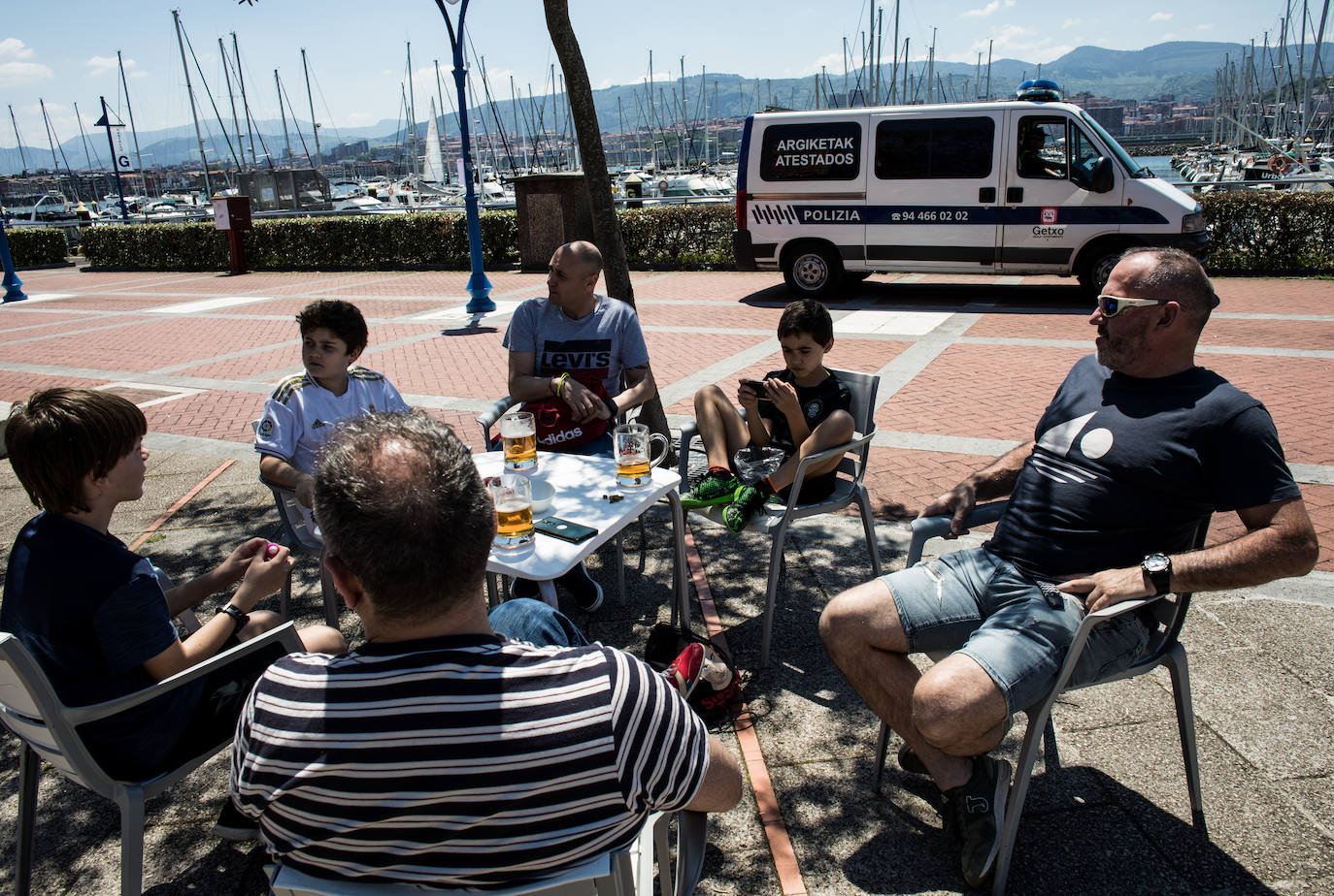 Las terrazas del puerto deportivo de Getxo.