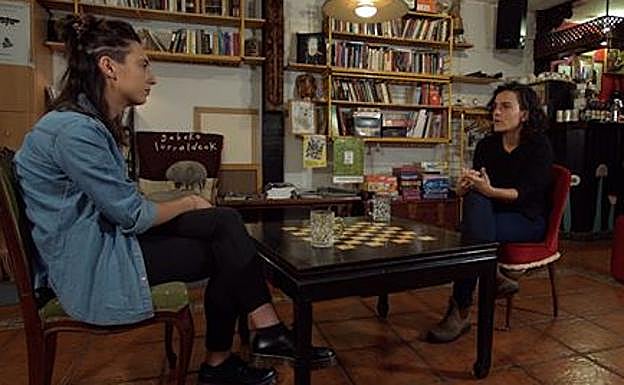 Eider Perez eta Maialen Lujanbio 'Hitzetik Hortzera' saioan. EITBren bideo baten irudia.