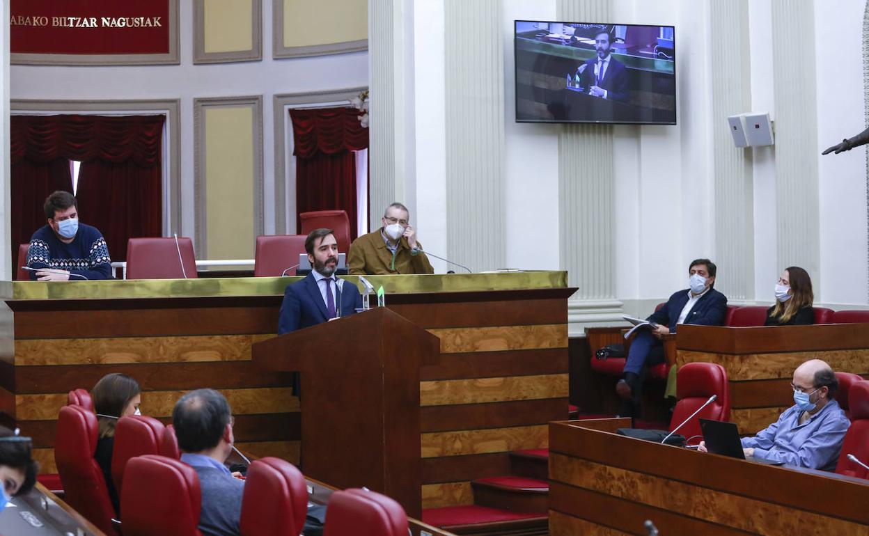 Javier Hurtado, diputado de Infraestructuras Viarias y Movilidad, en la primera comisión presencial de las Juntas, celebrada en salón de plenos para mantener las distancias de seguridad.