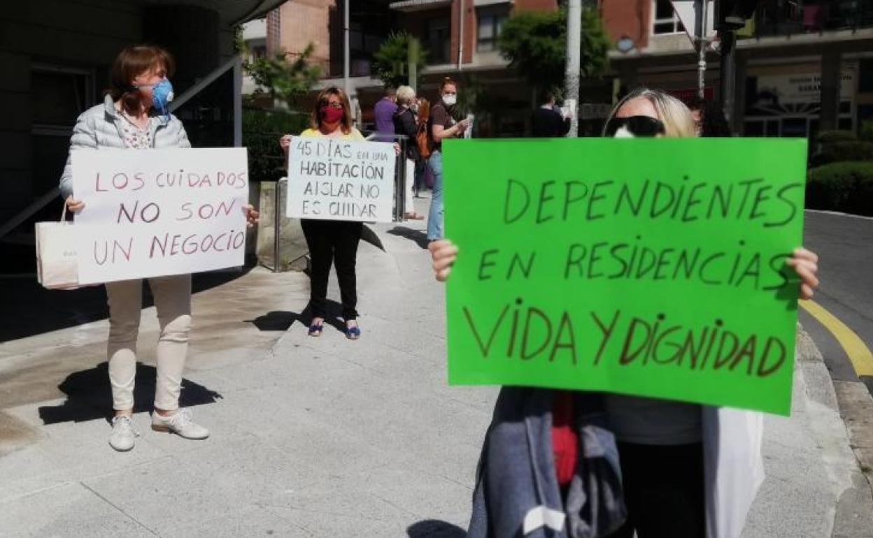 Los familiares se han concentrado frente a la residencia. 
