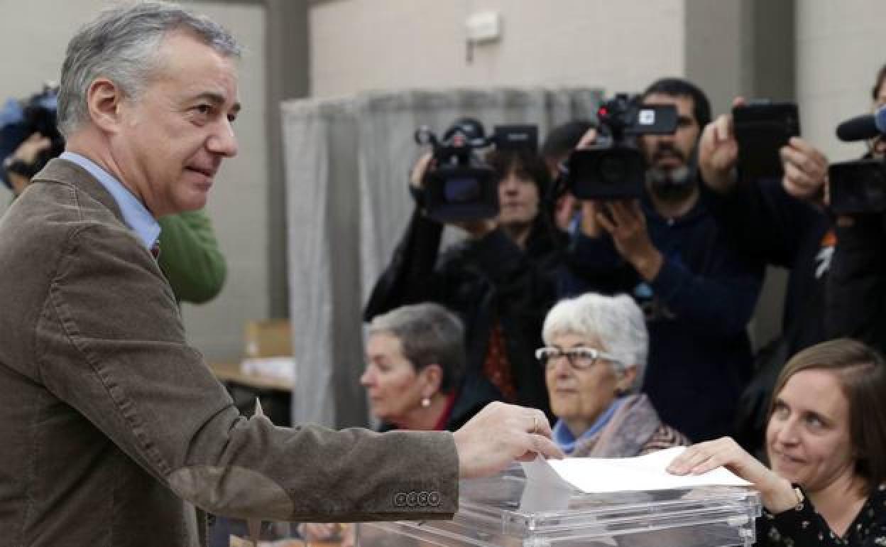 El lehendakari, Iñigo Urkullu, deposita su voto en unas elecciones anteriores. 