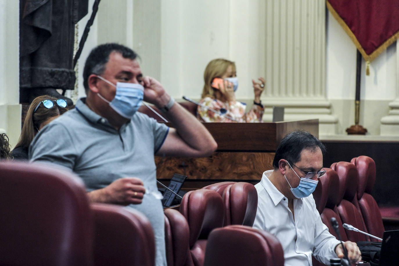 López Ubierna se coloca la mascarilla. 