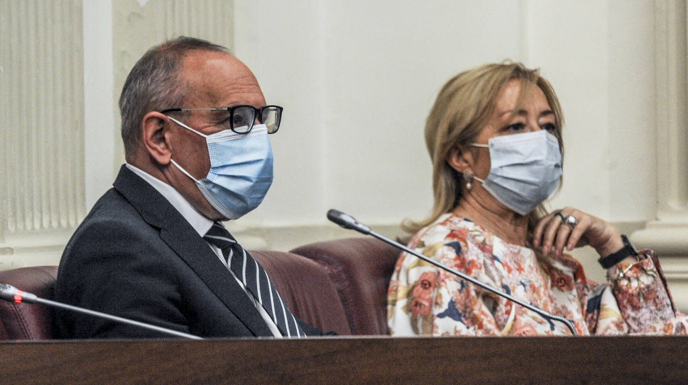 El diputado general, Ramiro González, protegido con la mascarilla. 