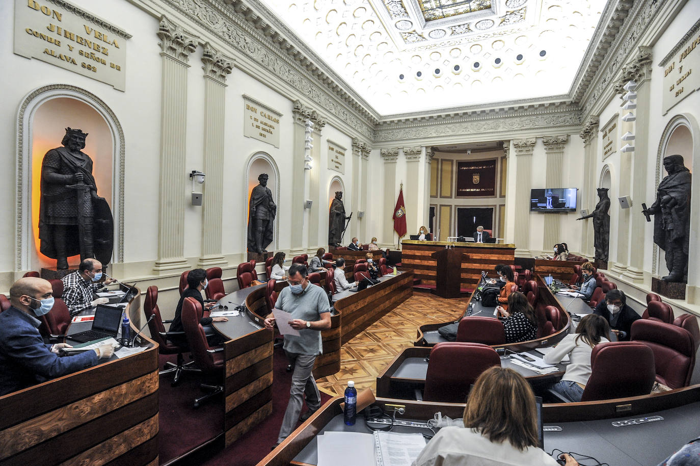 La sesión ha contado con sólo una parte de los junteros para mantener las distancias de seguridad. 