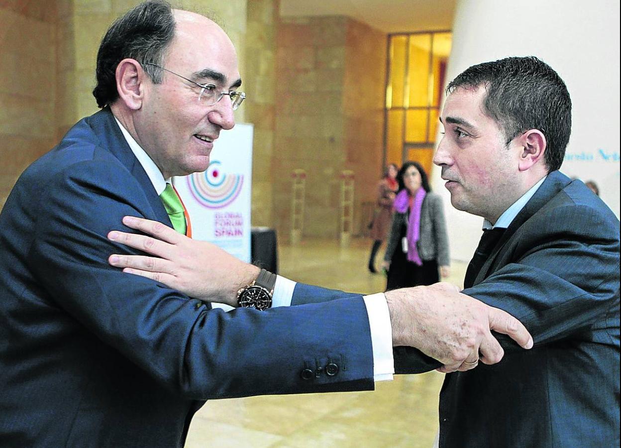 El presidente de Iberdrola, Ignacio Galán, saluda al de la BBK, Xabier Sagredo.