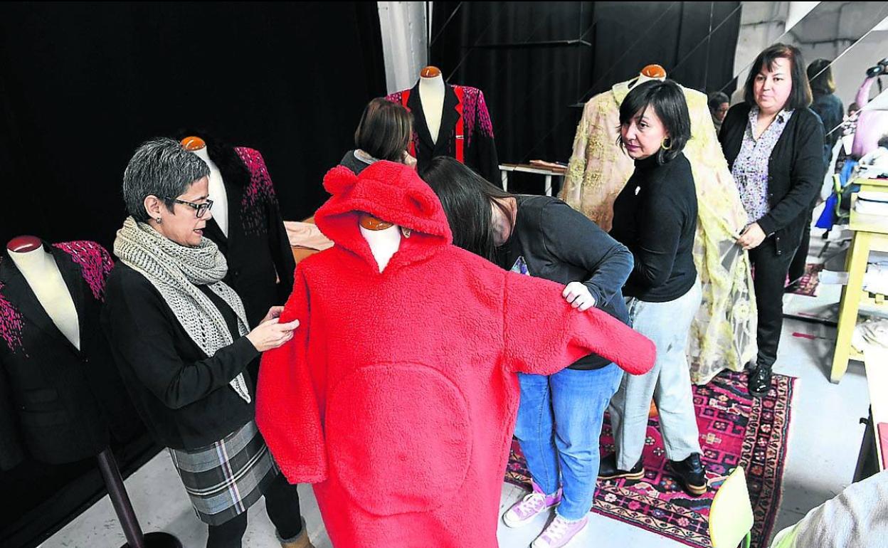 Alumnas del taller de vestuario y caracterización teatral en una clase del pasado mes de enero.