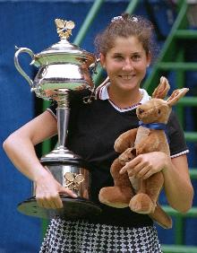 Imagen secundaria 2 - Arriba, recientemente en los Premios Laureus. Abajo, después de su regreso y tras ganar en el Abierto de Australia siendo una adolescente. 