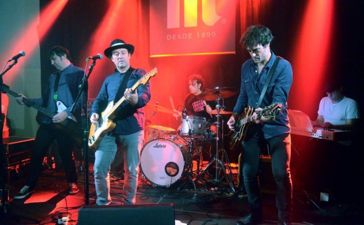 Romera (bajo), Santi (voz y guitarra), Gurru (batería), Javi Goti (guitarra solista) y Chus del Gallego (teclas). 
