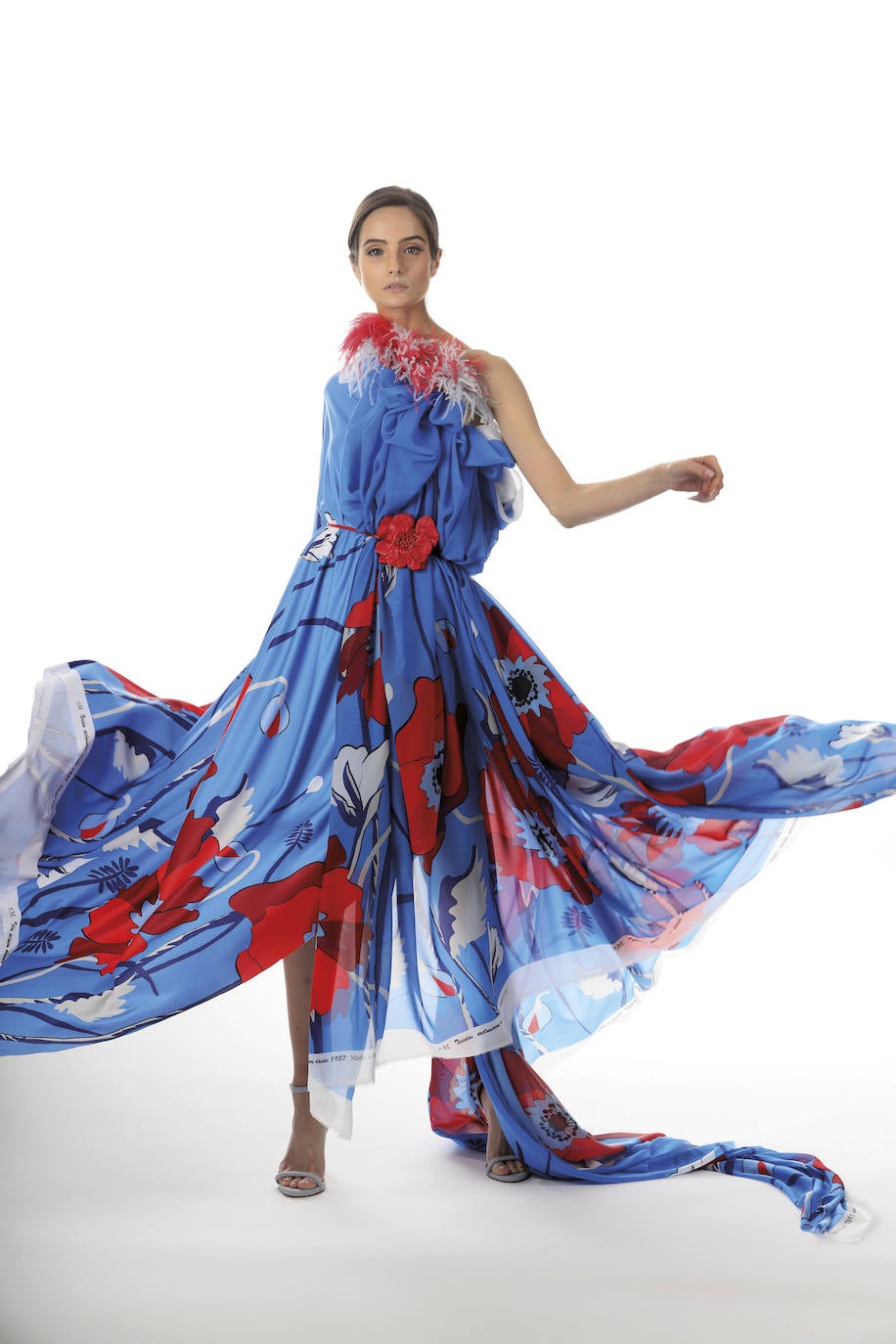 Fotos: Esto es lo que pasa cuando se sustituyen los maniquíes por la puesta en escena improvisada de tres diseñadores vizcaínos