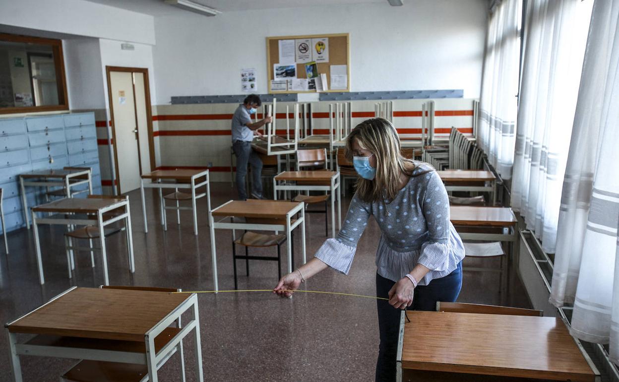 Nuevo aspecto de un aula de 2º de Bachilletato en Jesús Obrero, con solo 15 pupitres donde antes entraban 26.