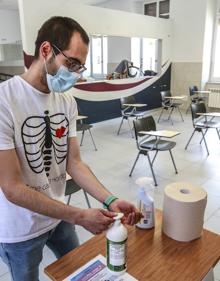 Imagen secundaria 2 - Separación de pupitres en Molinuevo y dispensadores de gel desinfectante distribuidos por diferentes estancias. 