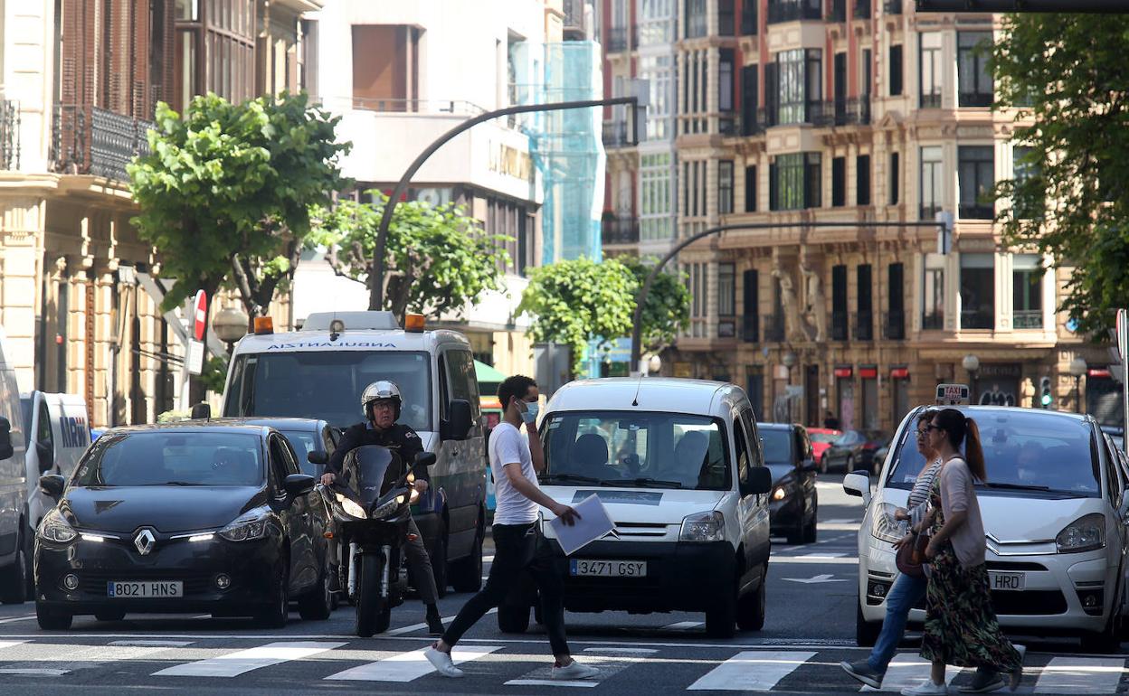 Coches esperan en un semáforo del centro de Bilbao.