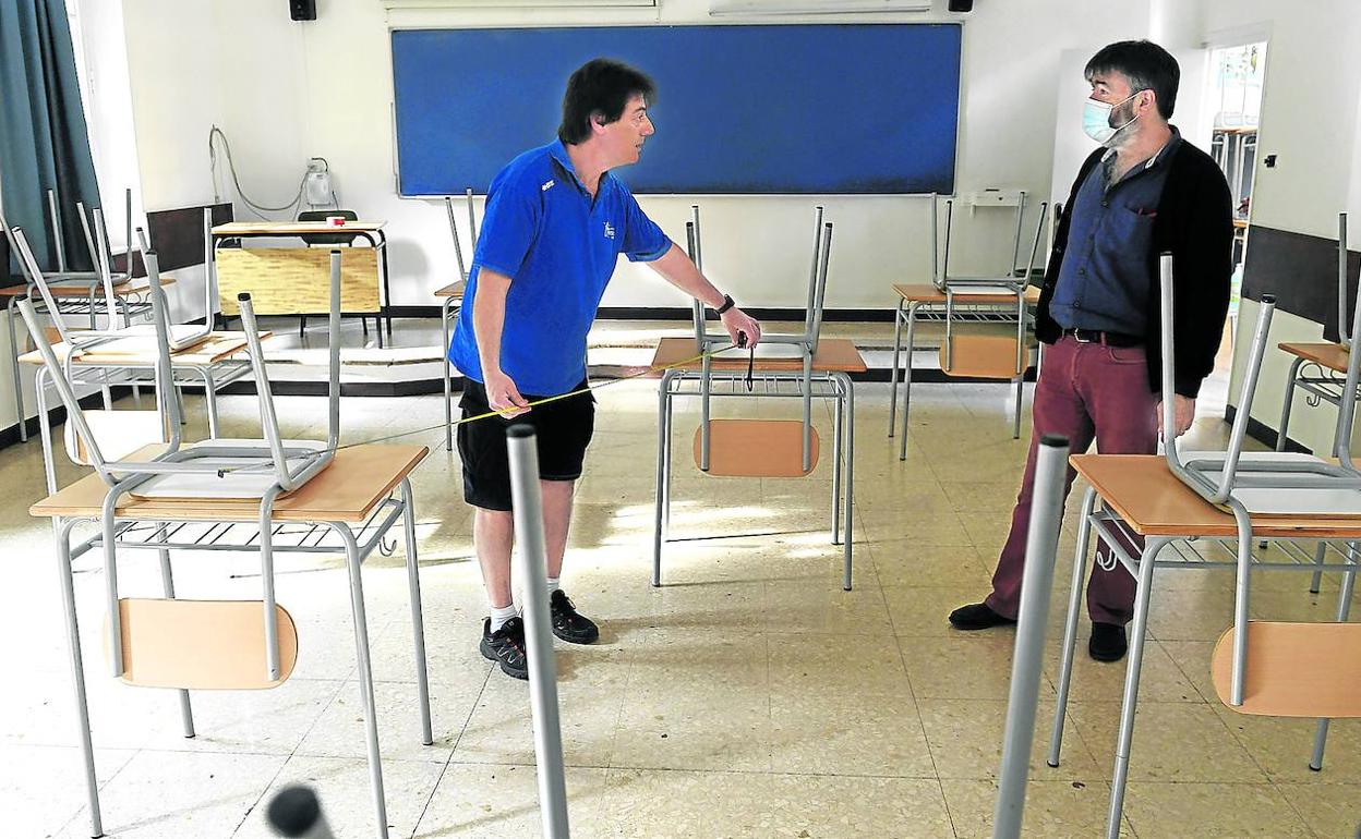 Personal del centro de los Jesuitas en Indautxu medían ayer la distancia entre pupitres para preparar el regreso a las clases presenciales el próximo lunes. 