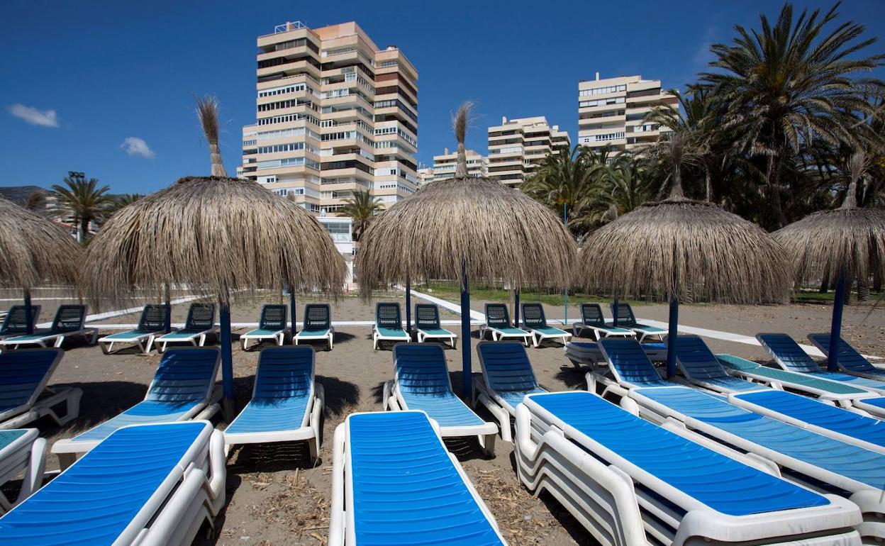 La playa de Torremolinos vacía por el decreto del estado de alarma.