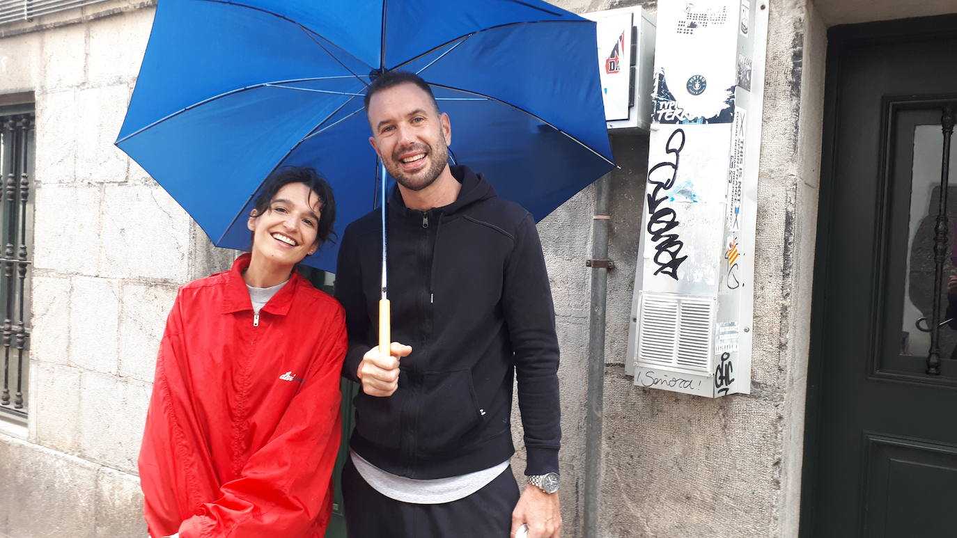 Jon Mijangos y Leire Garcia son una joven pareja de Bilbao que ha esperado a que se autorice la movilidad por el.mismo territorio para venir a Lekeitio donde cuentan con su segunda residencia. Han salido ha hacer unos recados sin olvidarse del paraguas para protegerse de la lluviosa mañana. Pero no les importa, tenías ganas de estar en Lekeitio y además confían en que el tiempo mejore poco a poco para poder disfrutar de las playas y espacios naturales del municipio costero. Sus padres también quieren venir, pero de momento prefieren esperar a que la nueva normalidad esté más consolidada.