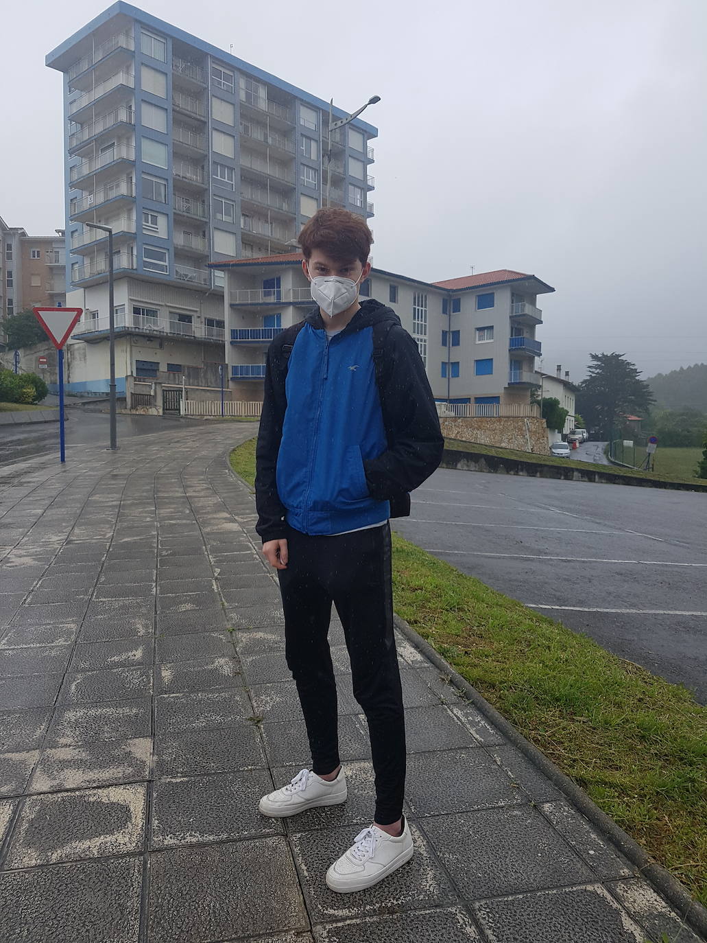 Mikel Russo no se lo ha pensado dos veces esta mañana. El joven barakaldés se ha levantado temprano y ha cogido el autobús de Bilbao a Bakio para, "primero venir a visitar a los abuelos, porque tenemos aquí nuestra segunda residencia, y luego para quedar con los amigos", nos cuenta nada más apearse del bus. La lluvia no va a ser impedimento para salir a dar una vuelta hoy por Bakio. "Cualquier cosa es mejor que estar encerrado y tenía ganas de salir de Barakaldo y pasar el día con los colegas por aquí".