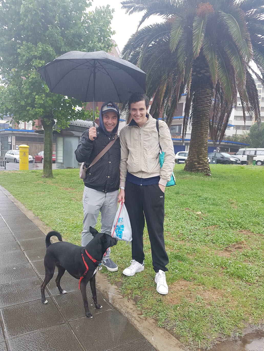 Estaban "deseando llegar a Bakio" este fin de semana y ayer se prepararon para acudir a su segunda residencia en la localidad turistica. Mikel Vicandi y Eneko Quintana han aprovechado la mañana "dando un paseo con 'Bacon' y también hemos ido a la pescadería", cuenta este matrimonio. "No nos importa que llueva porque en casa tenemos terraza, así que vamos a aprovecharla al máximo", apuntan, además. La pareja de veraneantes bilbotarras se ha liberado de la mascarilla en Bakio. "Aquí al menos para pasear te la puedes quitar porque se puede gaurdar mucho espacio entre personas, pero en Bilbao hay que tenerla puesta prácticamente todo el día", explica Vicandi.