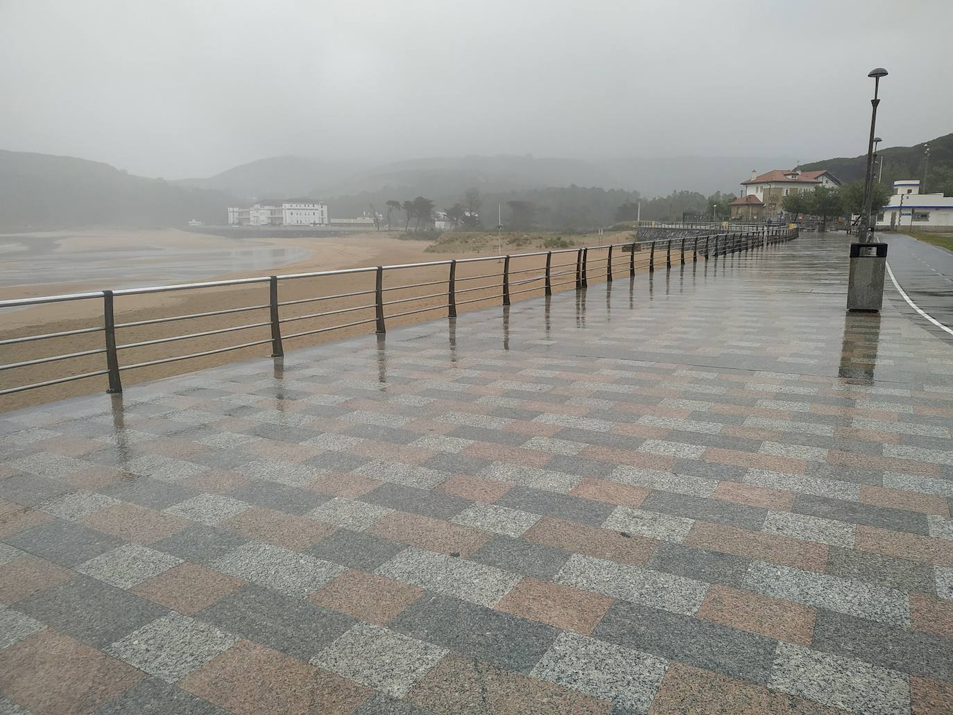 Apenas se dejan ver algunos vecinos esta mañana por las calles de Bakio. A estas horas, la playa se muestra prácticamene vacia en la localidad turística. La lluvia ha frenado sin duda los planes de muchos bilbaínos de acudir este fin de semana a disfrutar de su segunda residencia.