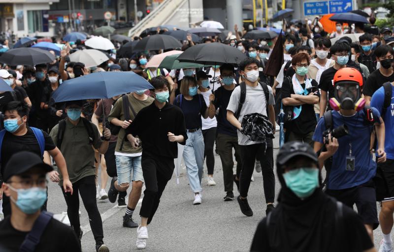 La tensión acumulada durante los últimos días en Hong Kong sobre la nueva ley de seguridad impuesta desde China se ha traducido en una multitudinaria protesta y una carga policial en la zona de Causeway Bay