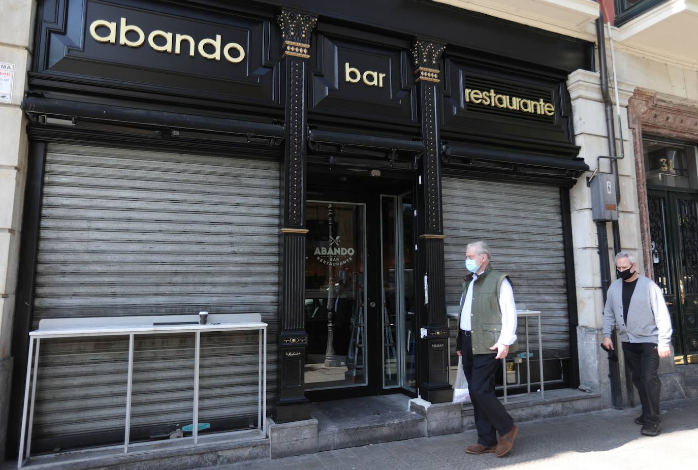 La Gran vía bilbaína se despereza con muy poca actividad hostelera. Es verdad que la principal arteria de la ciudad ha perdido una enorme pujanza en los últimos años con el cierre de grandes referentes, pero en el tramo comprendido entre el Sagrado Corazón y la Plaza Moyúa solo se contabiliza un único bar abierto. El salón de juegos situado junto a la tienda-sastrería Cardenal y el establecimiento pegado al Gobierno vasco están con las persianas bajadas. Informa Luis Gómez | Foto: Maika Salguero