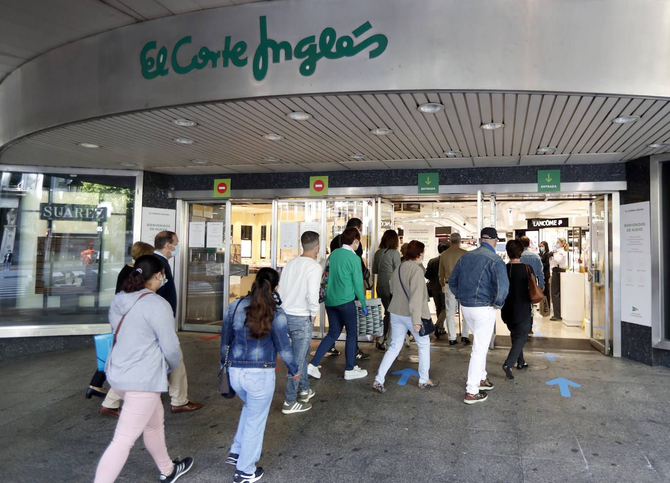 Clientes entran al Corte Inglés de Bilbao. / Efe